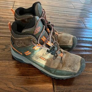 Keen leather youth hiking boots